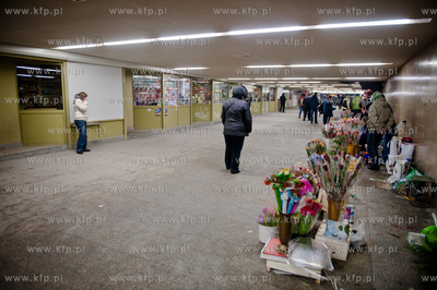 Gdansk. Walentynkowa sprzedaz kwiatow w przejsciu podziemnym...