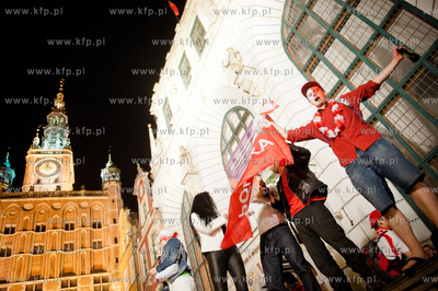 Gdansk. Dlugi Targ. Sympatycy Polskiej reprezentacji...