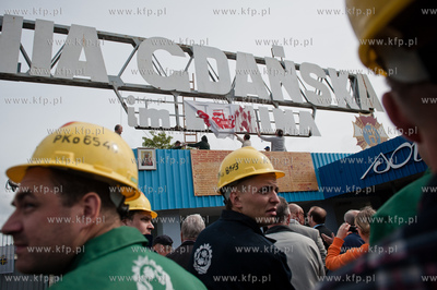 Gdansk. Brama Historyczna nr 2 Stoczni Gdanskiej. Stoczniowcy...