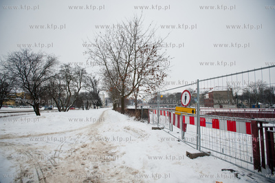 Gdansk. Zamknieta dla ruchu pieszych kladka nad torami...