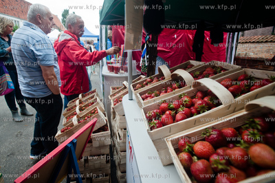 Gdansk. Plac przed siedziba Polskiego Zwiazku Wedkarskiego...