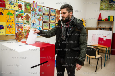 Gdansk. Jasien. Gimnazjum nr 48. Obwodowa komisja wyborcza...