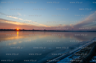 Skuta lodem Martwa Wisla na wysokosci mostu pontonowego...