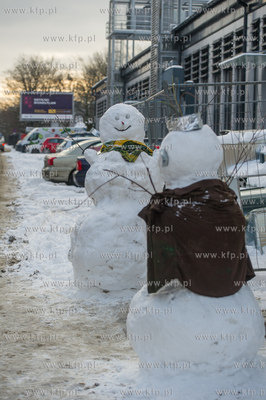 Sniezne balwany ustawione na kampusie Politechniki...