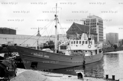 Gdansk ul. Szafarnia nad Motlawa, do nabrzeza przycumowany...