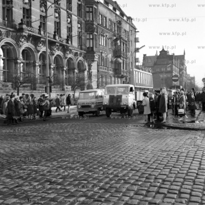 Milicjant kieruje ruchem przy przejsciu dla pieszych...