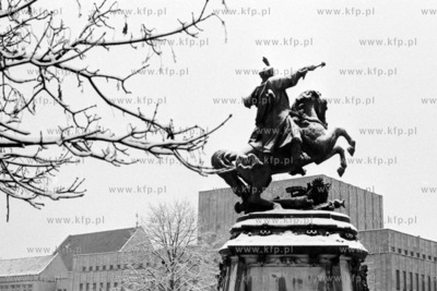 Pomnik Jana III Sobieskiego na Targu Drzewnym w zimowej...