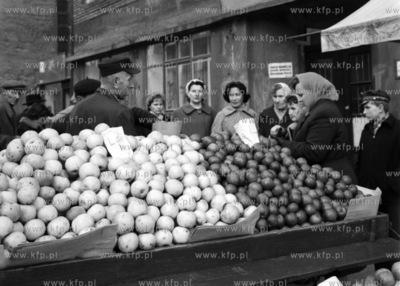 Kolejka przed warzwniakiem. ( lata60 )
1961
0006176z_gdynia
Fot....