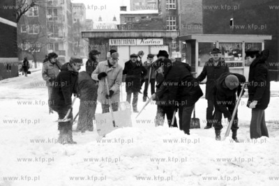 Obfite opady śniegu spowodowały liczne utrudnienia....