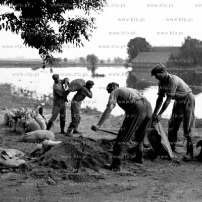Umacnianie brzegów Wisły workami z piaskiem. (lata60)
1962
0005288z_tczew
Fot....