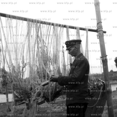 Rybak przygotowuje sieci do połowu. (lata60) 1965...