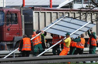 Gdynia ul. Morska. Ekipa robotnikow ustawia tablice...