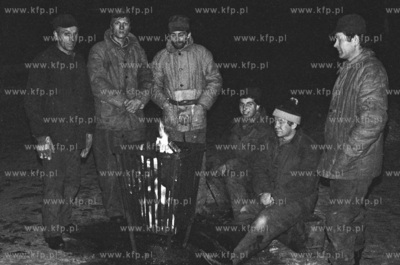 Stocznia Gdanska. Stoczniowcy rozgrzewajacy sie przy...