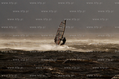 Sztorm na Zatoce Puckiej. Nz. Windsurfing w ekstremalych...