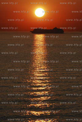 Prom pasazersko-samochodowy Stena Baltica plywajacy...