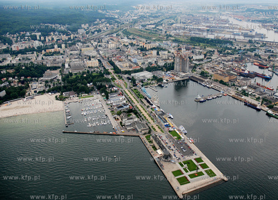 Gdynia z lotu ptaka. Nz. Skwer Kosciuszki z basenem...