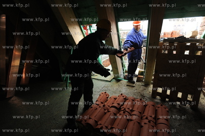 Kosciol sw. Katarzyny, Gdansk. Prace dekarskie na dachu...