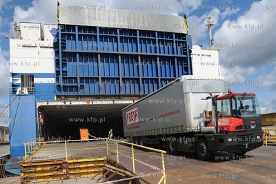 Gdynia. Do nabrzeza w Baltyckim Terminalu Kontenerowym...