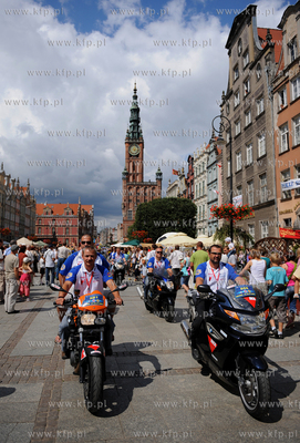 Gdansk. Dlugi Targ. Parada ucyestnikow 63 Miedzynarodowego...