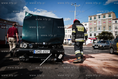 Zderzennie dwoch samochodow (zielonego BMW i srebrnego...