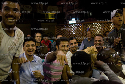 Aqaba Jordania. Kibice ogladaja mecz ligi mistrzow...