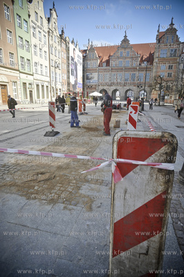 Remont plyt marmurowych na ulicy Dlugi Targ niedaleko...