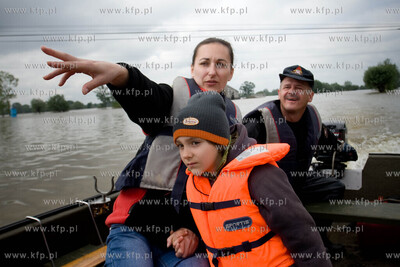 Nowy Torszyn NZ 6 letni Kuba plynie z mama i strazakiem...