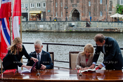 Gdansk, taras Polskiej Filharmonii Baltyckiej. Podpisanie...