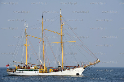 Sopot. Do sopockiej mariny wplynal Zawisza Czarny,...