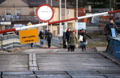 Nocna wichura uszkodzila most pontonowy w Sobieszewie....