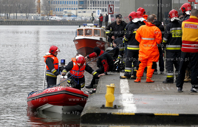 Szczecin. Akcja ratownicza polegajaca na poszukiwaniu...