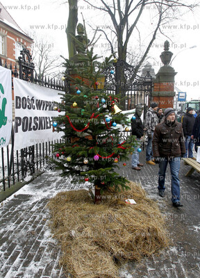 Szczecin. Wigilia rolnikow protestujacch przed siedziba...