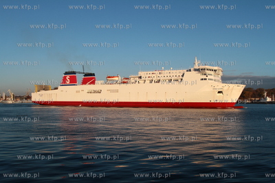 Prom towarowo - pasazerski Stena Alegra wyplywa z gdynskiego...