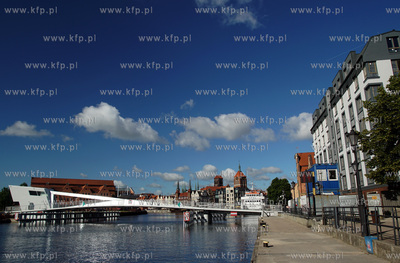 Gdańsk. Nowo otwarta kładka nad łącząca oba przegi...