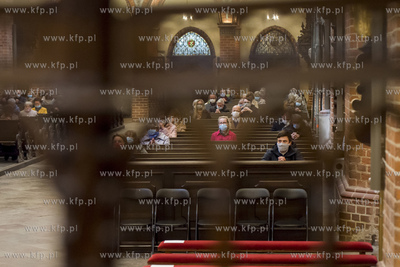 Pierwsza niedziela kiedy obowiązuje  limit osób w...