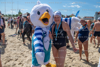 Wyścig pływacki dookoła mola w Sopocie. Nz. Magdalena...