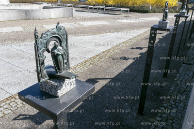 Via Sancta , cykl rzeźb autorstwa krakowskiego profesora...