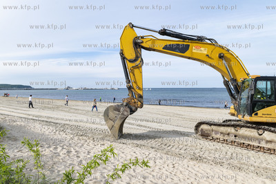 Sopot. Piasek z dna morza wydobyty podczas prac pogłębienia...