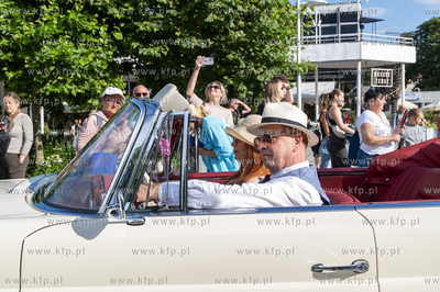 Sopot. Parada ulicą Bohaterów Monte Cassino do muszli...