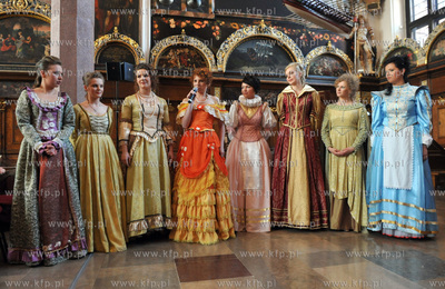 Dwor Artus w Gdansku. Casting na Panienke z Okienka...