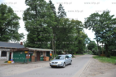 Centrum wsi Sulmin w Kaszubach.Po lewej sklep spozywczo-przemyslowy,...