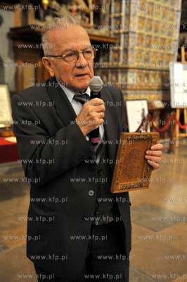 Gdansk. Dwor Artusa. Wystawa Skarby niezwykle, przedstawiajaca...