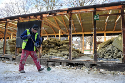 Rozbiorka pawilonow handlowych wzdluz starych murow...