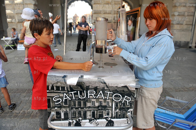 Saturator przed Zloto Brama w Gdansku.
20.07.2010
fot....