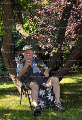 Lech Walesa w ogrodzie swojego domu na ul. Polanki...