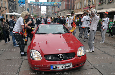 Ulica Dluga w Gdansku. Niemieccy kibice na ulicach...