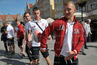 Proba bicia rekordu swiata w podawaniu pilki do rugby...