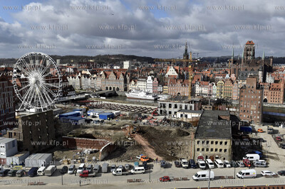 Gdańsk. Widok na Wyspę Spichrzów i budowę DEO PLAZA....
