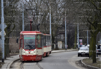Gdańsk Nowy Port. Tramwaj linii nr 5  na ul. Oliwskiej....