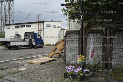 Stocznia Nauta w Gdyni na ul. Waszyngtona. Krzyż na...